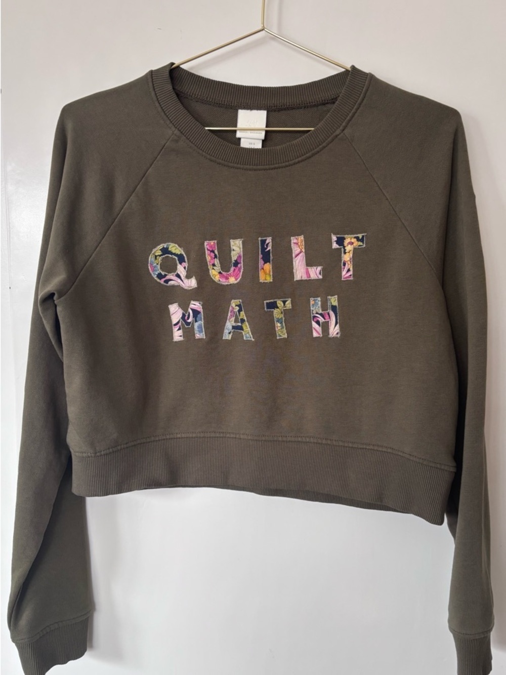 H&M| ‘Quilt Math’ Olive Green Comfy Cropped Sweatshirt w/Quilted Patches Sz S - Picture 1 of 4